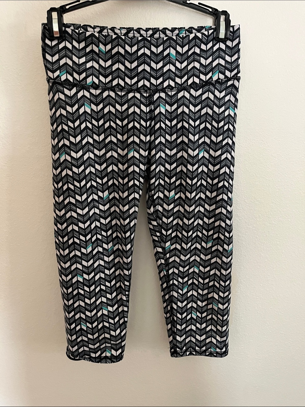 ALO Yoga Black, White & Teal Chevron Capri Leggings